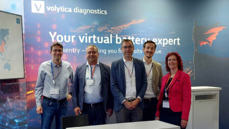 Das volytica Team gemeinsam an seinem Messestand während der ees Europe 2025.